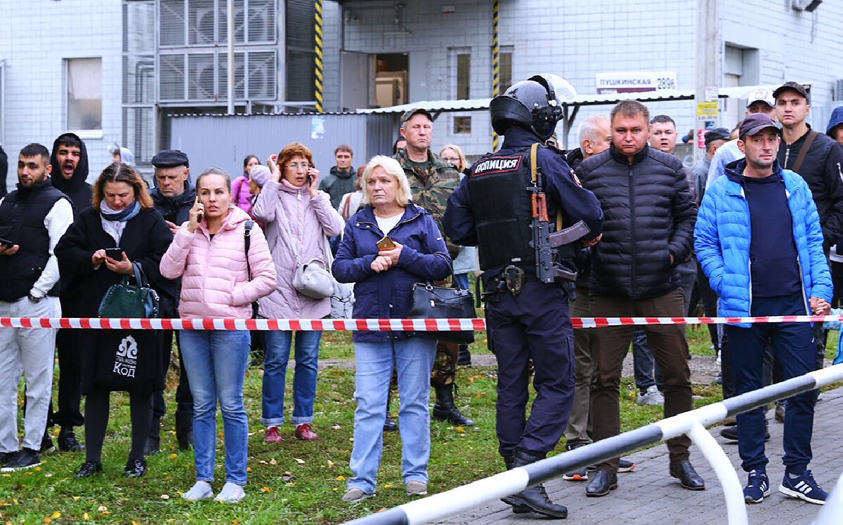 Родители у школы №88 в Ижевске. Источник: tass.ru