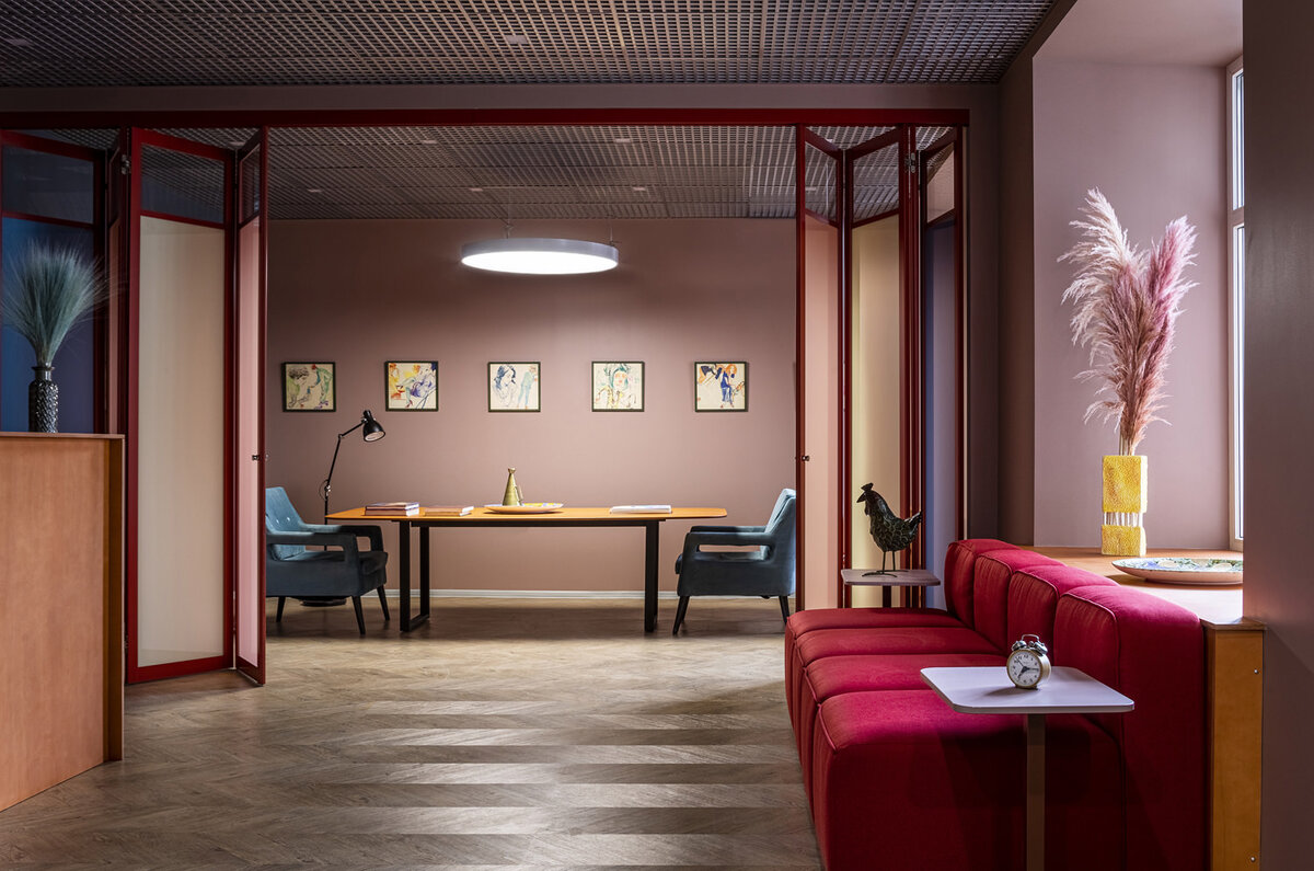 Переговорная на время встреч обосабливается от вестибюля распашной перегородкой.