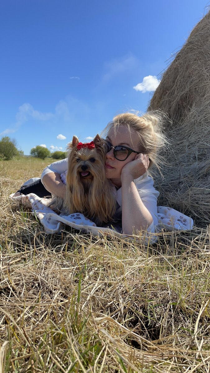 Мы с мамой устраиваем фотосессию , там ужасно колючая солома . 