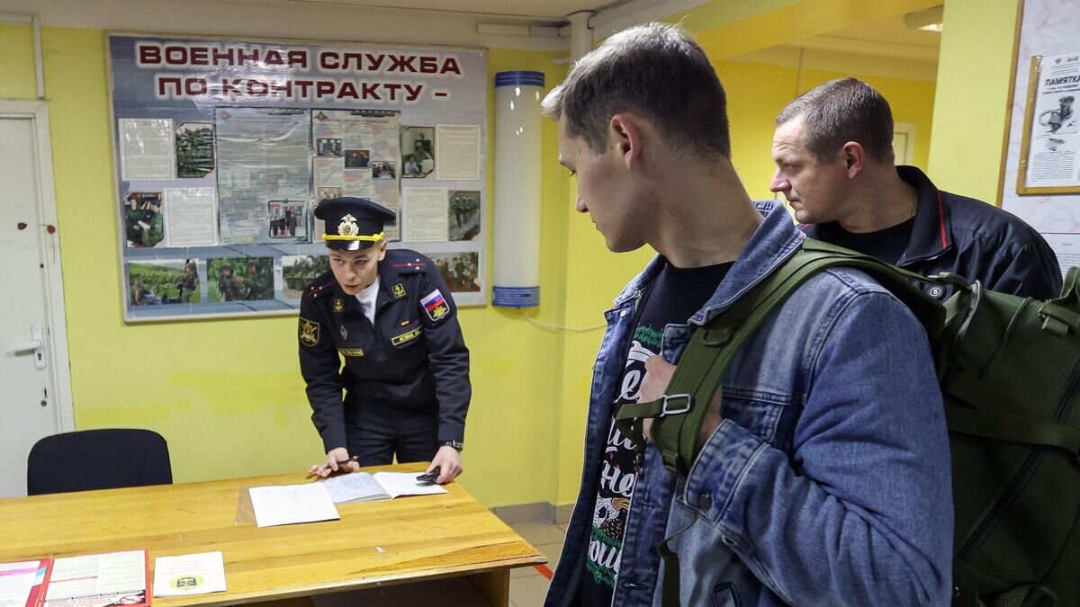    Мужчины, призванные на воинскую службу в ходе частичной мобилизации, в военном комиссариате в Мурманске© РИА Новости / Павел Львов