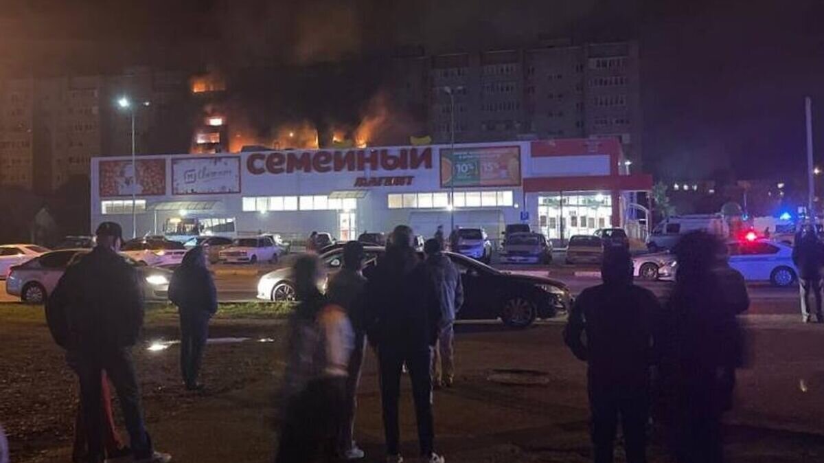    Пожар в жилом доме после падения сверхзвукового истребителя-бомбардировщика Су-34 в Ейске© РИА Новости / Феликс Папикян