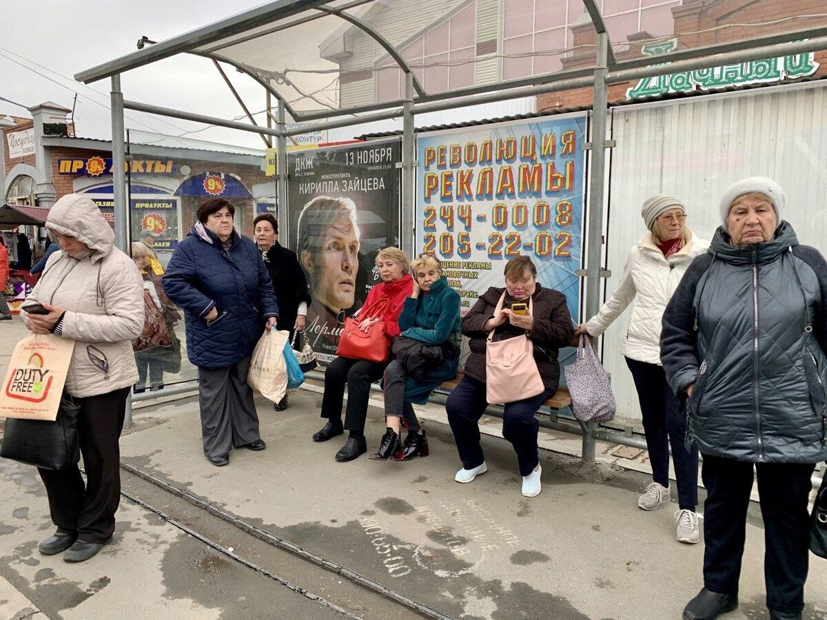 Красивые случайные женщины, делающие селфи на улице в городе