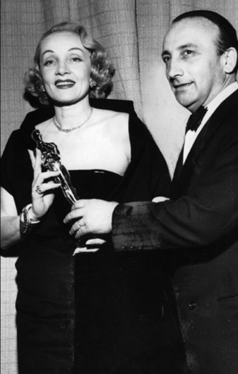 Актриса Марлен Дитрих и кутюрье Кристиан Диор на церемонии вречения премии Оскар в 1951 году. Фото из сети.