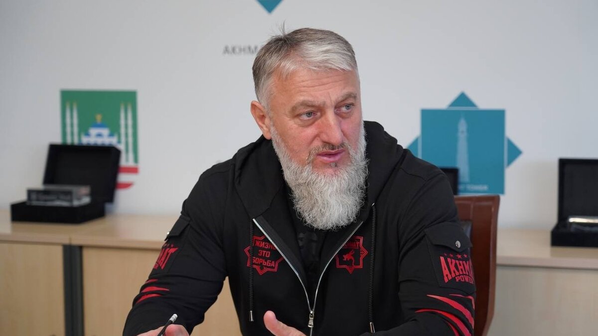     В отношении депутата Госдумы РФ Адама Делимханова и трех его братьев на Украине введены санкции, на их экономическую деятельность в стране наложен запрет, об этом сообщается в указе президента Владимира Зеленского.