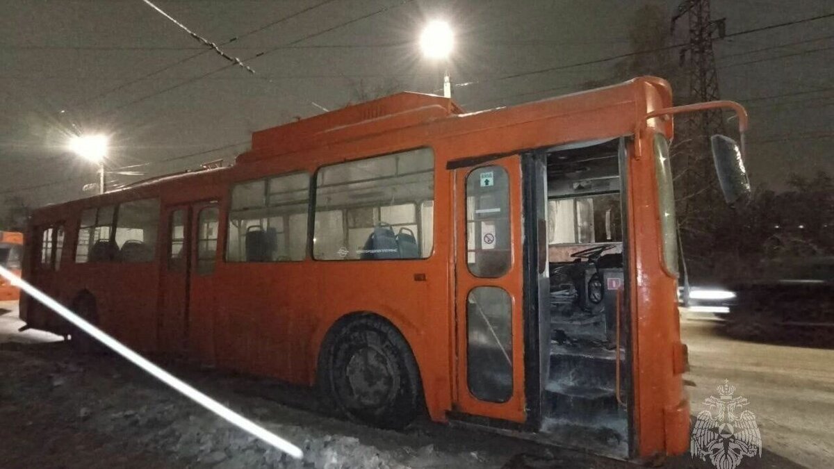     Субботним вечером в Нижнем Новгороде загорелся троллейбус. Очаг находился в кабине водителя, рассказали в ГУ МЧС по Нижегородской области.