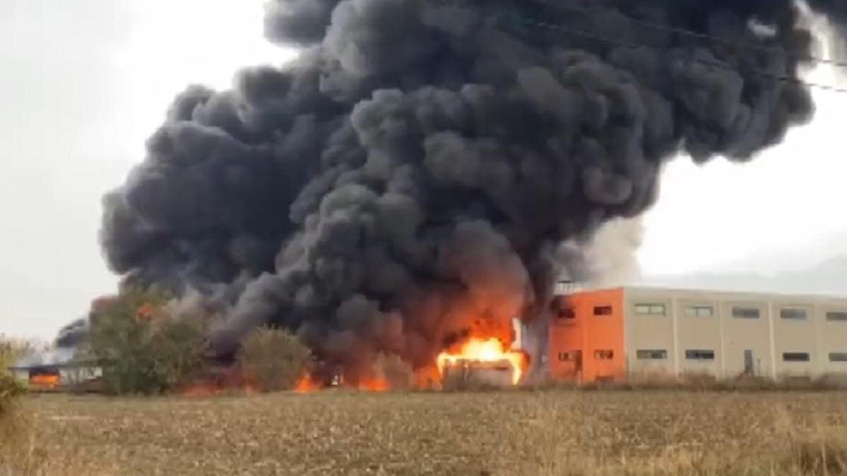    Пожар в здании, черные клубы дыма на местом ЧП:twitter.com/Haberler