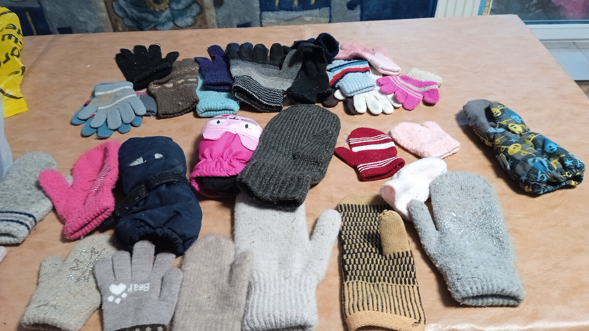 Вот откуда столько безпарных варежек и перчаток? 