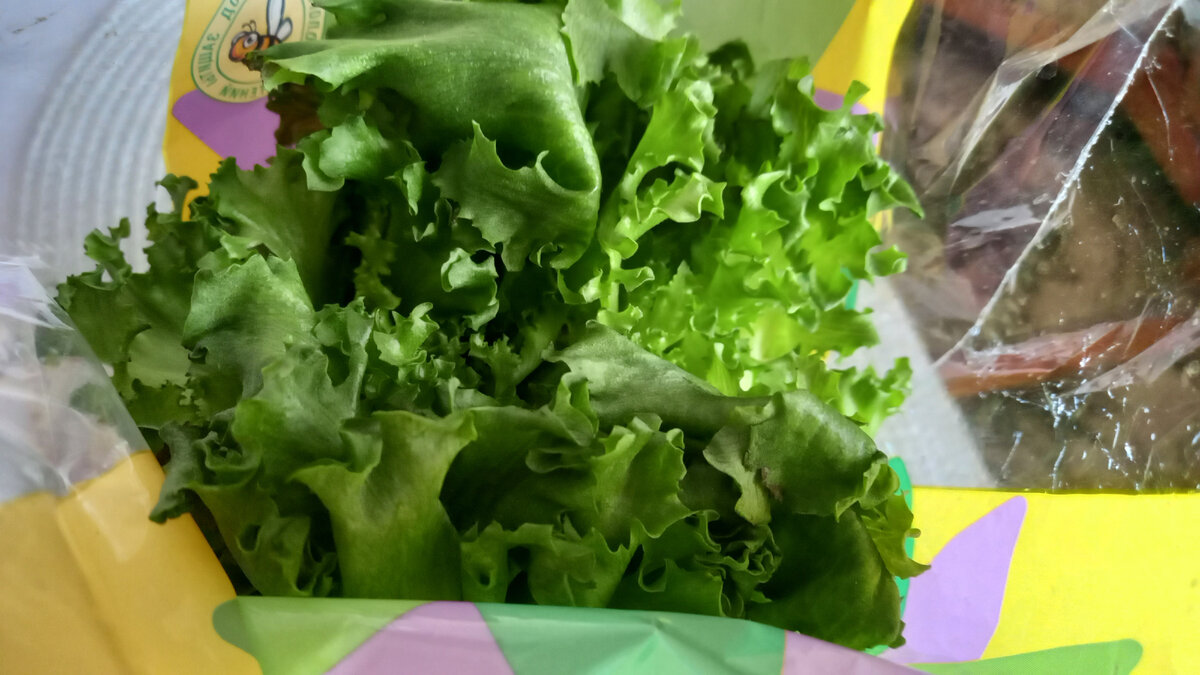 Листочки салата.