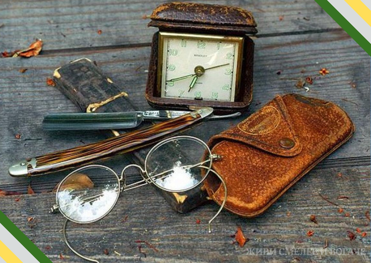 старая вещь по другому. предметы быта в старину. антикварная лавка. старинные предметы домашнего обихода. старинный утюг.