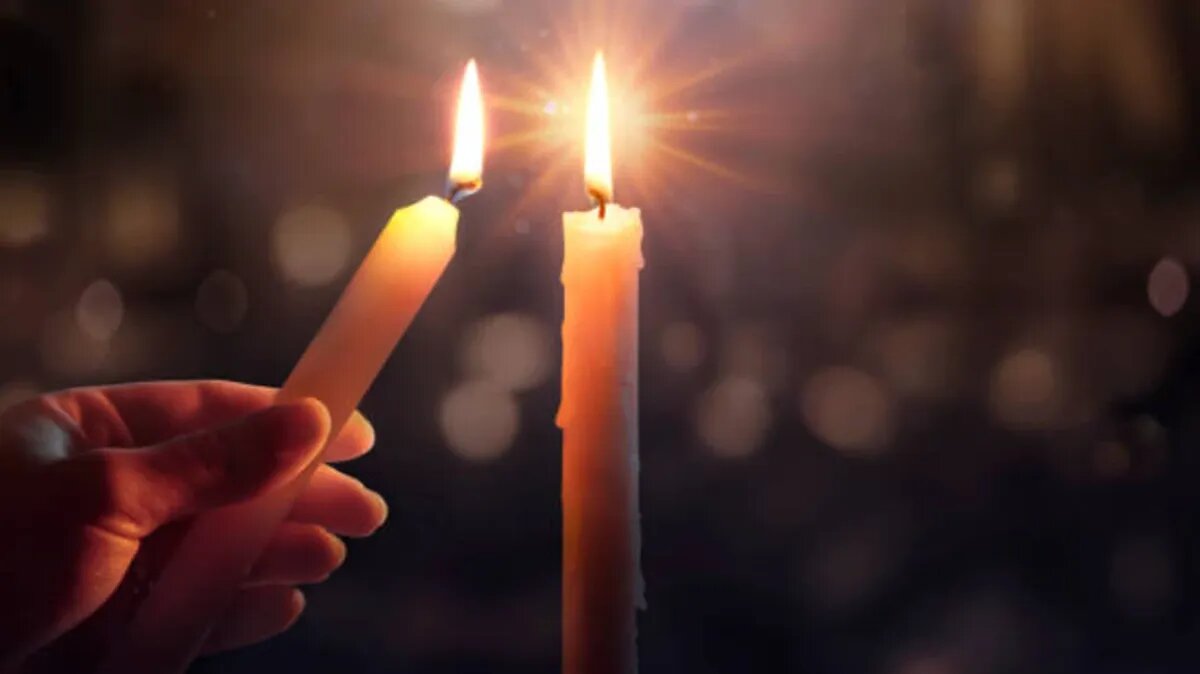 Священнослужители проводят панихиду, а прихожане ставят свечи за упокой умерших. Фото: pexels.com