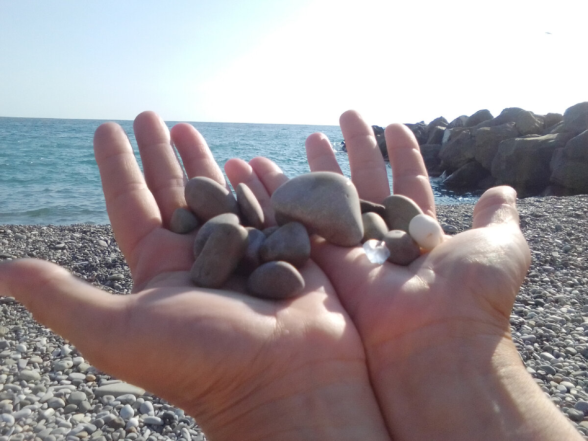 Россыпь камней, подобранных вручную