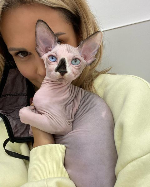 Мария Горбань со сфинксом Купером. Фото: instagram.com/gorban_masha/
