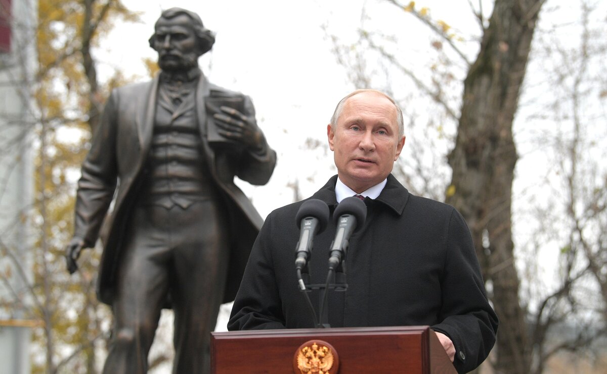 В праге установили памятник путину на золотом унитазе