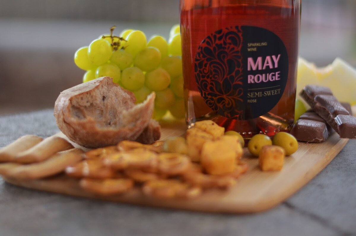 Игристое розовое вино «May Rouge» от Минского завода игристых вин