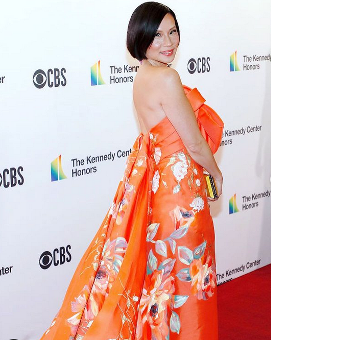 Люси Лью в стилизованной платье из китайского шелка в центре Кеннедеи Источник  инстаграмм @lucyliu