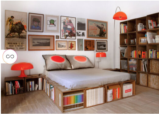 Объединение  спальни и библиотеки для экономии места