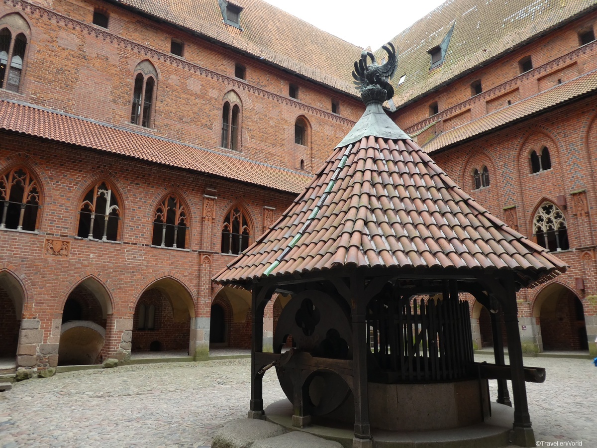 Внутренний двор и колодец — источник жизни в любом замке. Колодцы охраняли особенно бережно, чтобы избежать болезней.