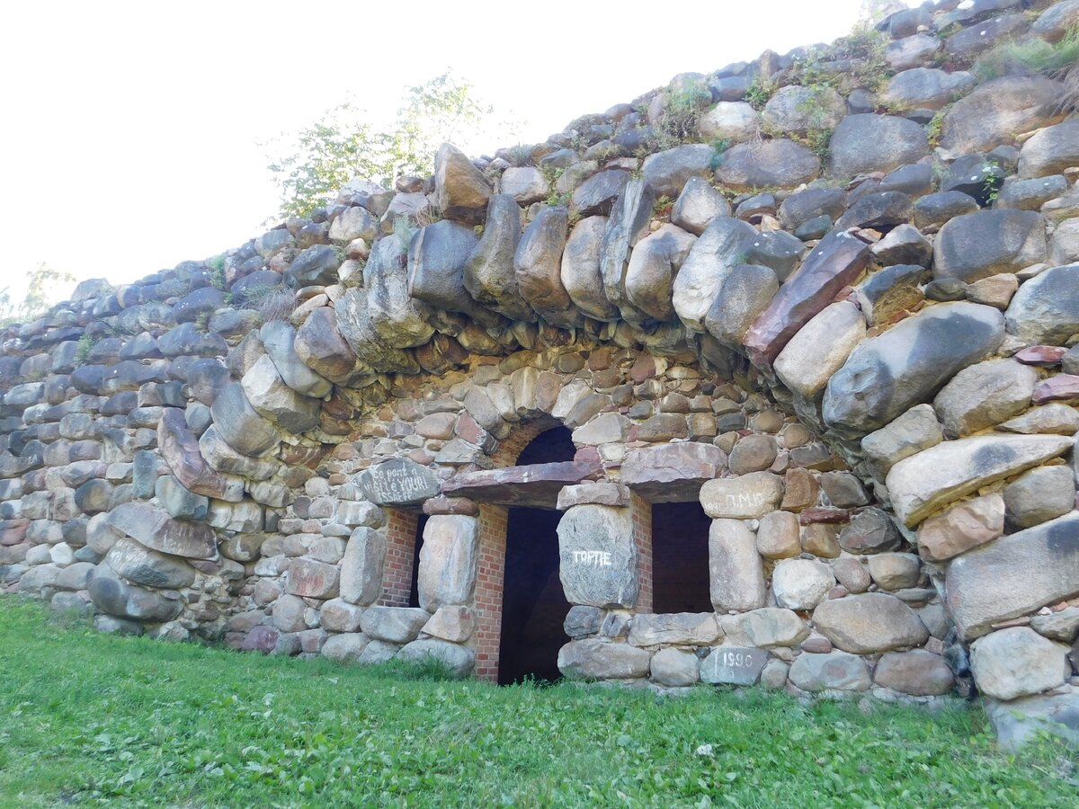 Валунный мост, который был снят в фильме по книге Лукьяненко "Ночной дозор". Фото автора.