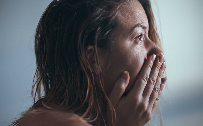 Что будет после измены мужа? 
В итоге, есть четыре варианта ситуации.

Муж ушел и от вас, и от любовницы. 
Муж не уходит, но и отношения на стороне не прерывает
Муж уходит от вас к любовнице.
Муж расстался с любовницей, просит его простить.
Первый вариант — ушел и от жены, и от любовницы — это просто как падение метеорита на Землю. Редко и феерично.

Второй вариант встречается чуть чаще. Ситуация мучительная для всех троих. По уровню невротизации, пожалуй, самая вредная.

Третий — муж ушел к любовнице — вариант ужасен по сути. Но пережить его намного проще, чем когда муж «не определился». Да, для вас началась новая жизнь — жизнь, в которой больше нет лжи.

Четвертый вариант — муж оставил любовницу ради вас — один из самых сложных. Звучит всё очень хорошо, но ведь вы понимаете, что не будет так, как раньше. Значит, надо строить новые отношения, учитывая прошлые ошибки.

