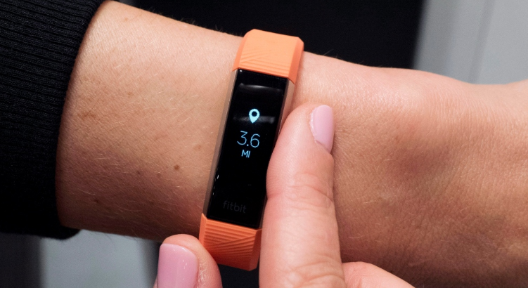 НАСА выдаст тысяче своих сотрудников, включая 150 астронавтов, устройства Fitbit в рамках пилотной программы по сдерживанию распространения коронавируса.