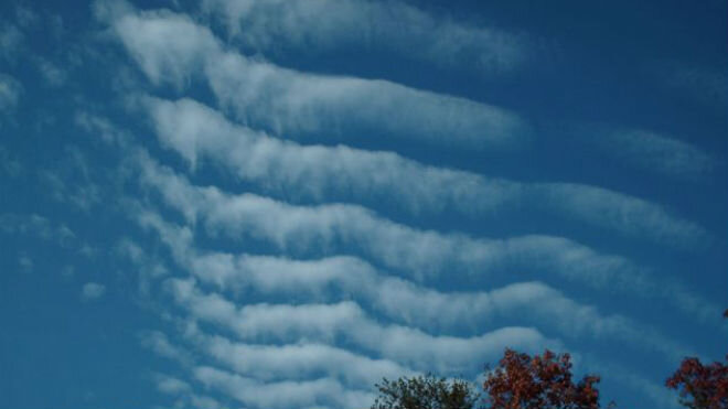 возникновение в небе особых облаков , похожих на длинные полосы;