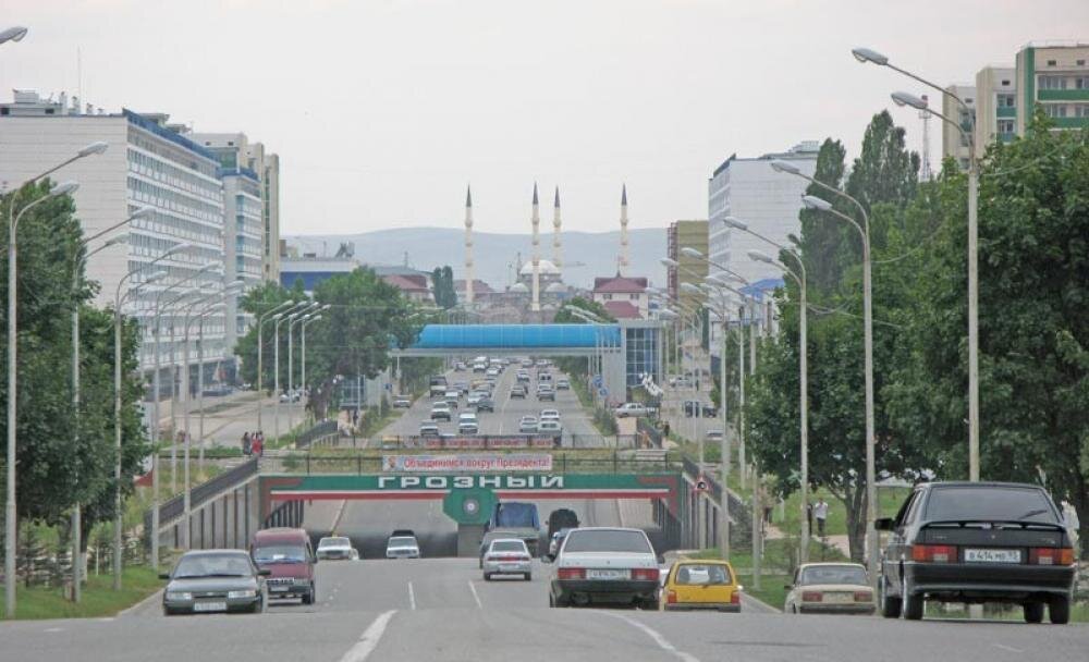 Спуск с площади Минутка на проспект Ахмат-Хаджи Кадырова. 