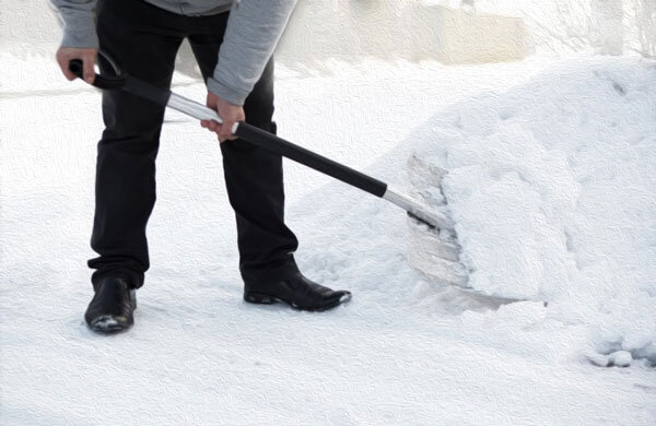 убираем снег лопатой