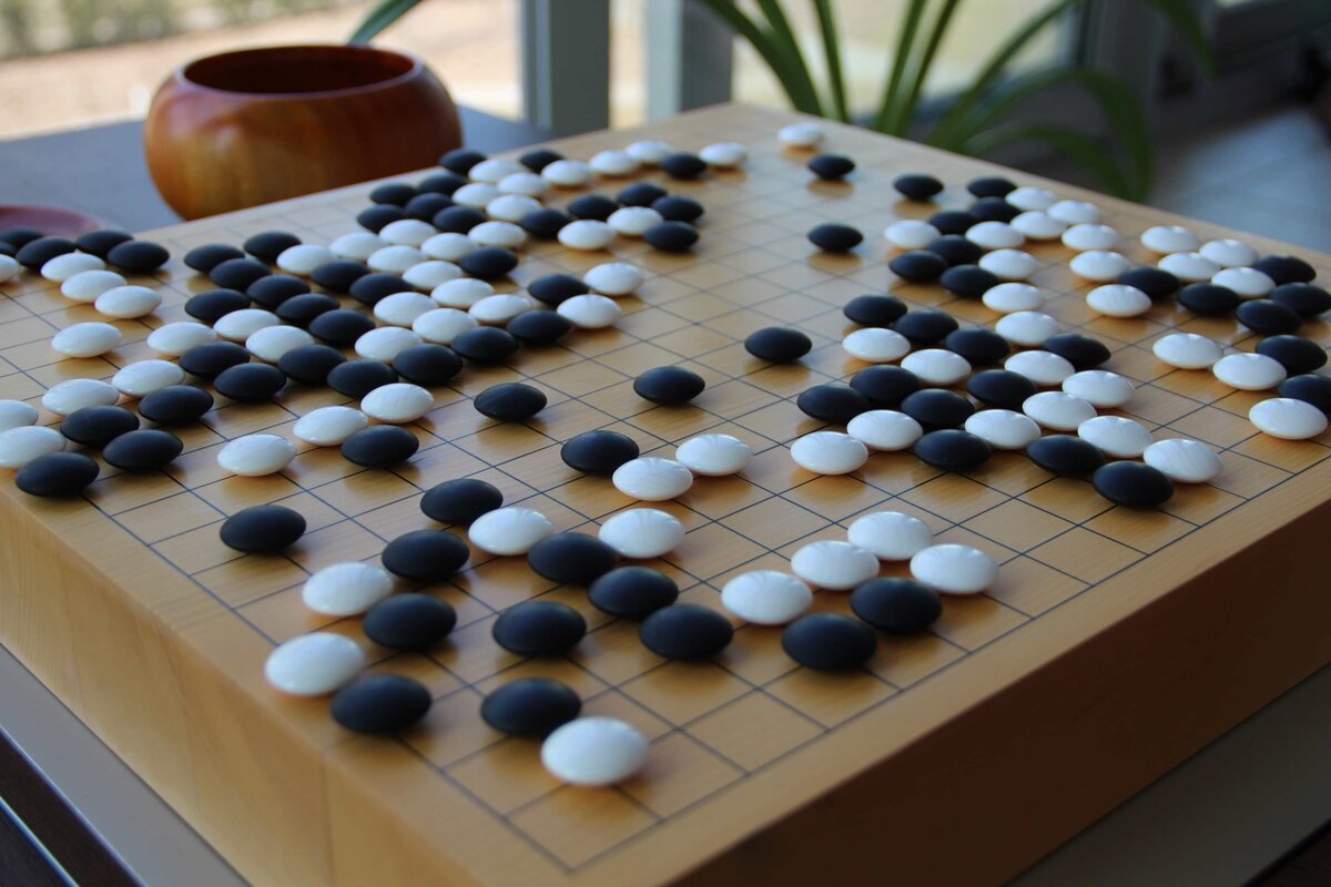 Вот так это выглядит. На заднем плане одна из чаш для камней. Камни имеют форму линзы, поэтому красиво так стоят. 