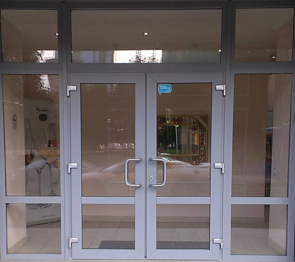 Входная алюминиевая группа в офисное здание. Картинку взяли с сервиса Яндекс картинки.