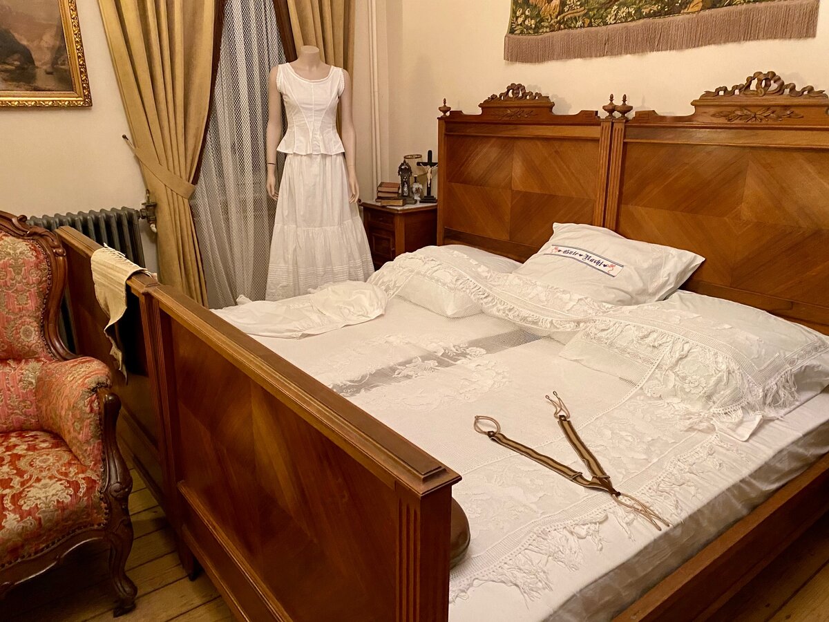 Комната действительно небольшая, но те, кто хотел послушать и посмотреть, спокойно зашли.