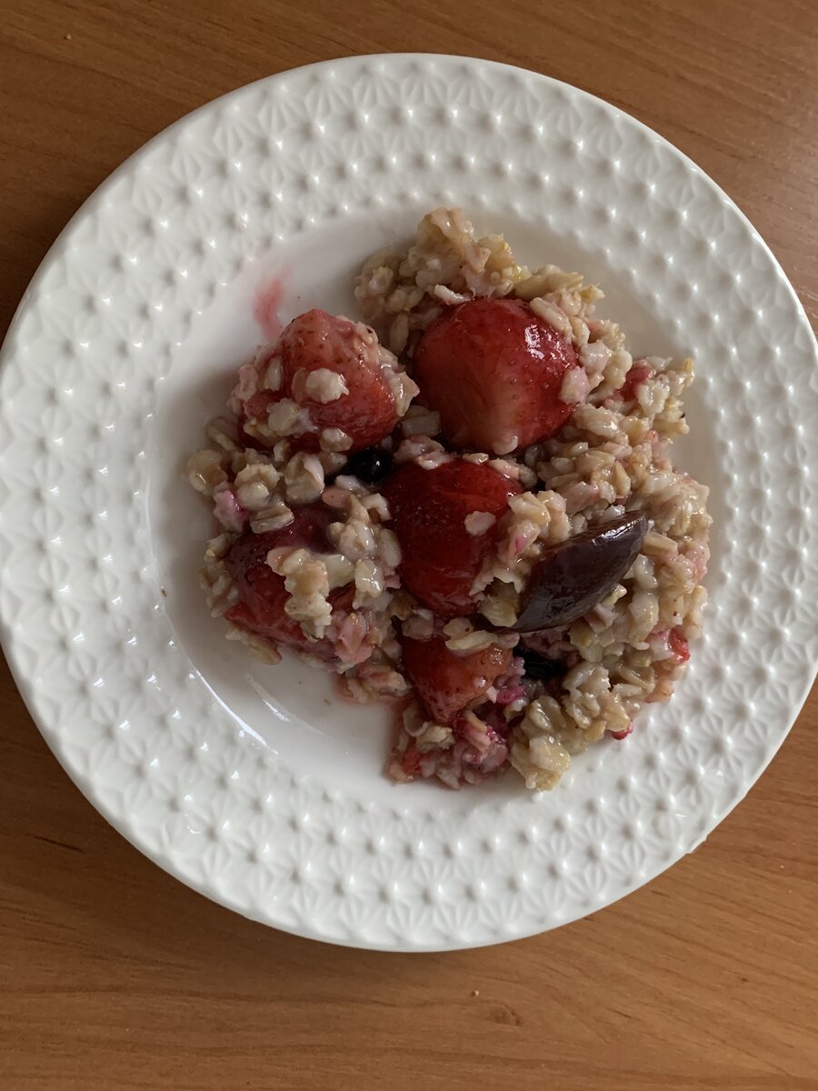 Так выглядел мой сегодняшний завтрак. Здесь 40 г геркулеса. К нему я добавила сыр – пармезан (47 г) и 5 г льняного масла