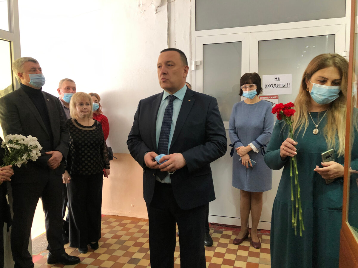 Возложение цветов к стенду памяти Николая Рачёва, воина-интернационалиста, погибшего в Афганистане. Школа№5