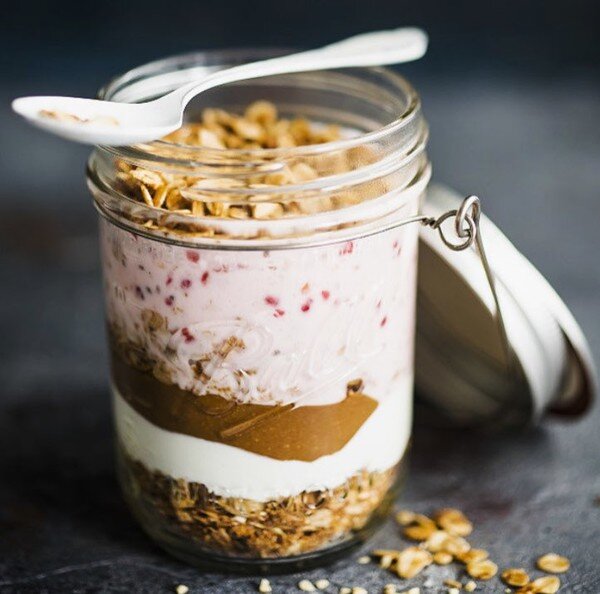 Овсяные хлопья на завтрак готовятся заранее с вечера.