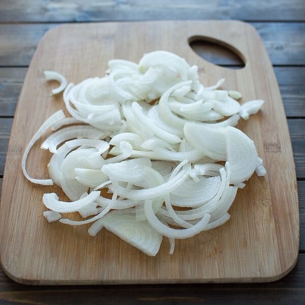 Нарежем полукольцами 2 головки репчатого лука  Фото: cooktoria.com     