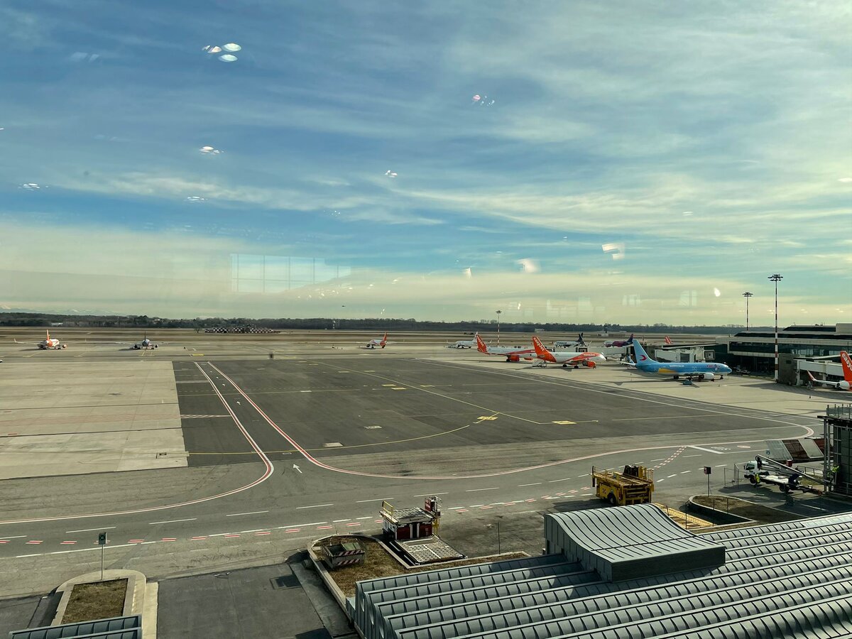 Аэропорт Мальпенса. Самолётов почти нет. Фотография из личного архива.