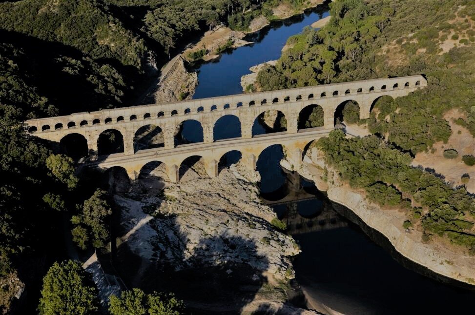 Гарский мост расположен в одном из живописнейших мест Франции