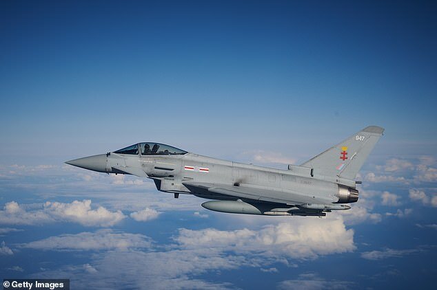 Истребитель RAF Typhoon.