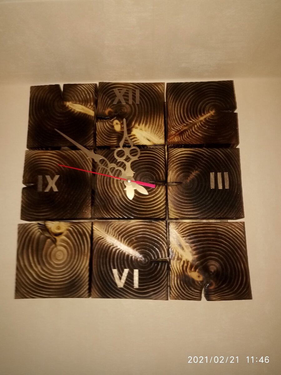 Покрасил стрелки и цифры ,это переделал предыдущий экземпляр 