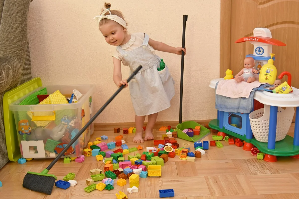 Нужно убрать комнату. Игрушки для детского сада. Ребенок убирает игрушки. Игрушки для детей в детском саду. Уборка в детской комнате.