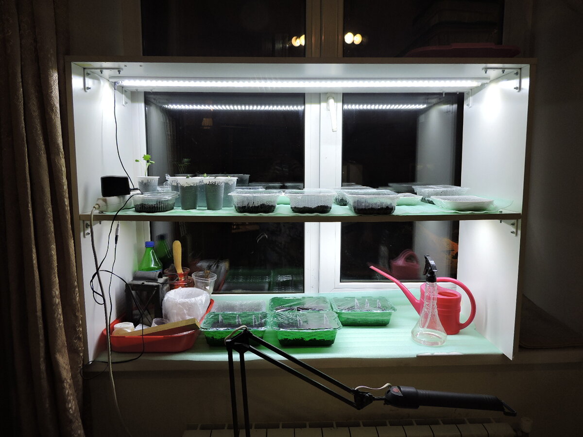 Стеллаж на подоконнике с подсветкой.