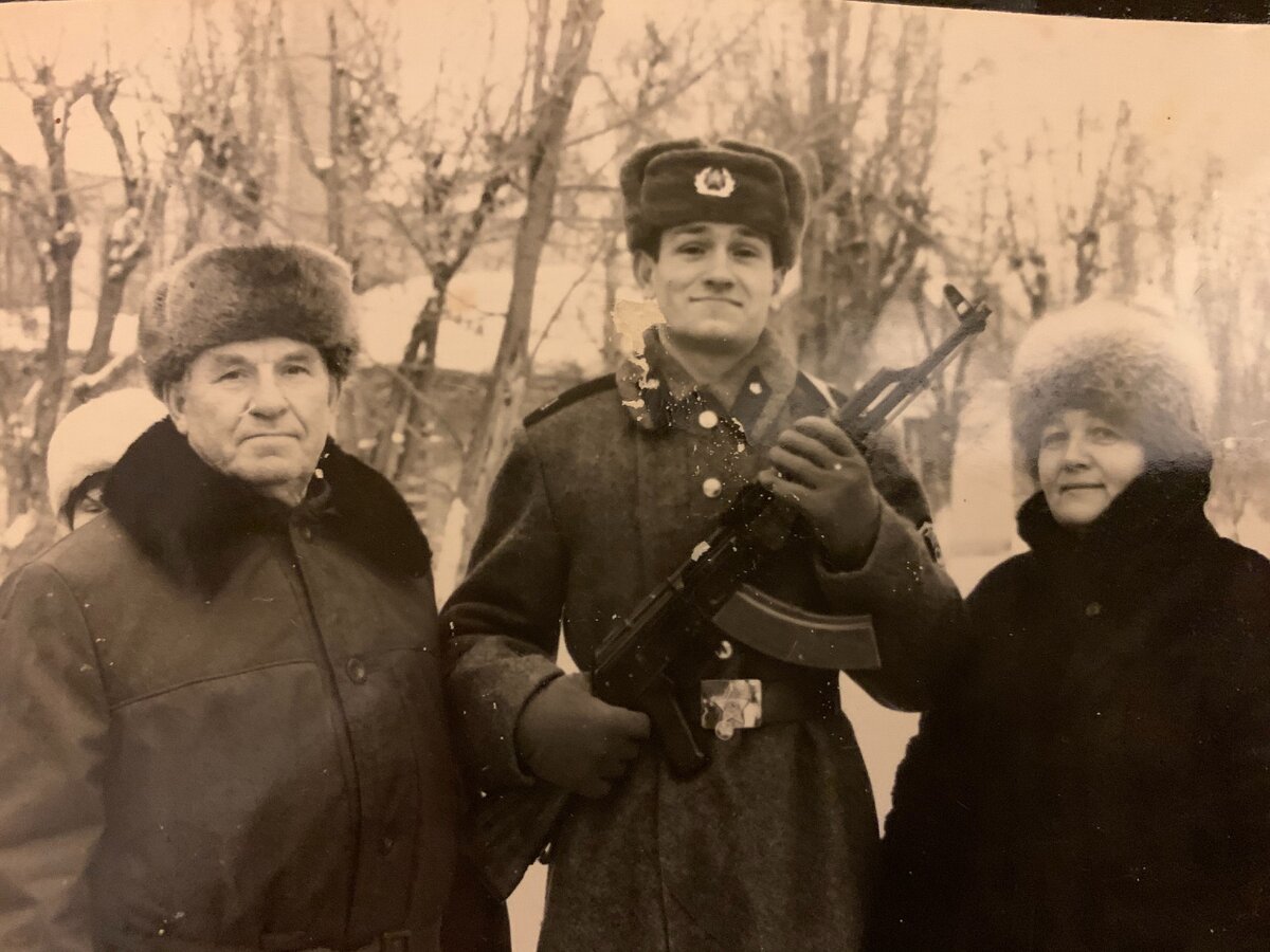 Мои родители приехали ко мне на присягу. г.Волжский остров Зеленый.