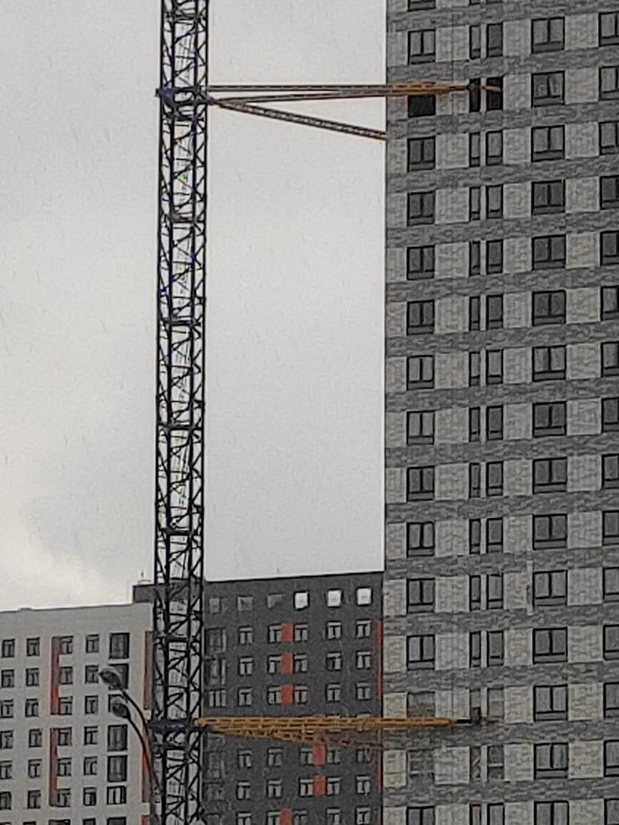 Крепление в двух местах. Новостройка - город Котельники. Фото автора.