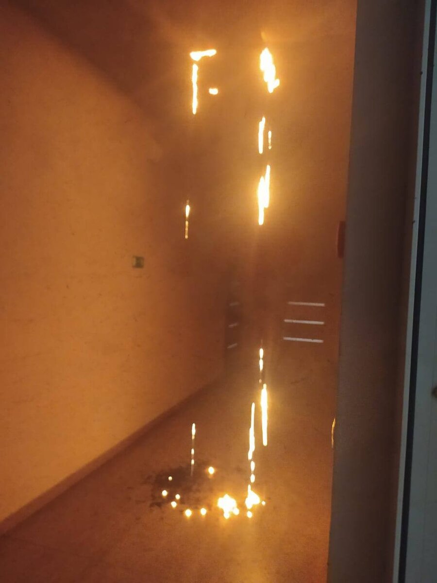 Горели лампочки, потолок  Зрелище конечно феерическое…. Фото , сделанное соседкой по офису.