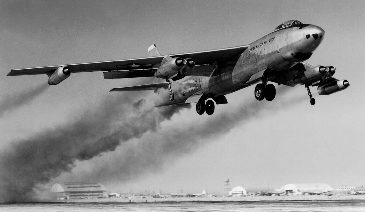 1958 - Американский бомбардировщик B-47, имевший на борту ядерное оружие, потерпел крушение в Техасе при взлете с авиабазы Дайес (Dyess Air Force Base). Погиб один член экипажа из 4-х. Атомные бомбы, ко всеобщему счастью, тогда не сдетонировали.