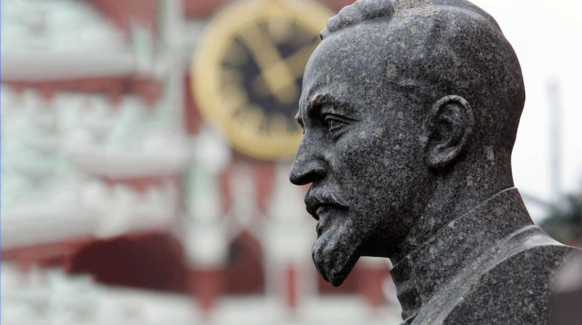 Железный феликс памятник. Скульптор на дзержинского. Феликс дзержинский скульптура. Дзержинский феликс эдмундович статуэтка. Памятник феликсу дзержинскому в москве.