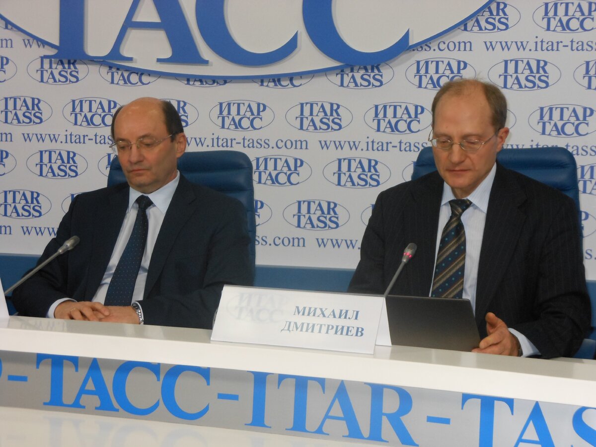 © Leonrid / CC BY-SA 3.0 (Александр Мишарин (слева) на презентации проект ВСМ Москва–Казань в ИТАР–ТАСС, 2014 год)