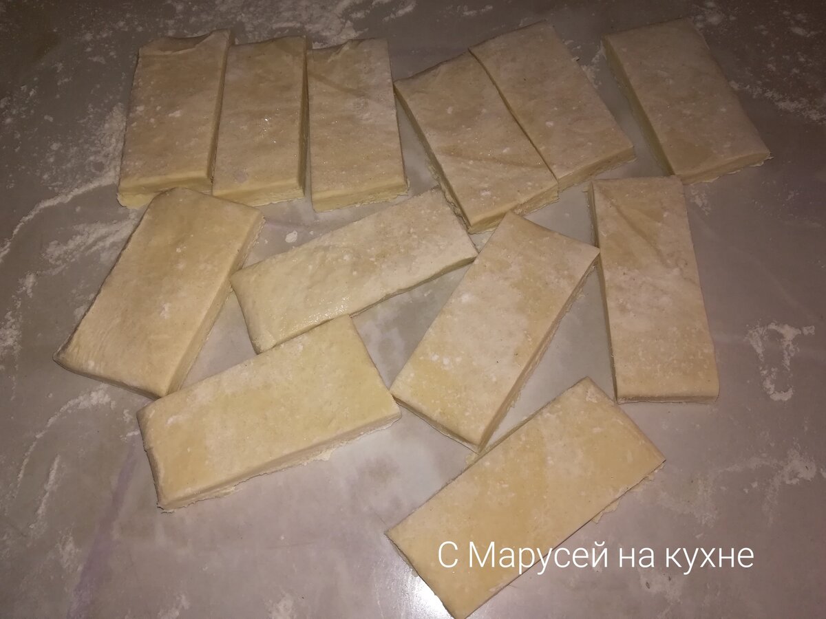 Нарезаем тесто на прямоугольники 