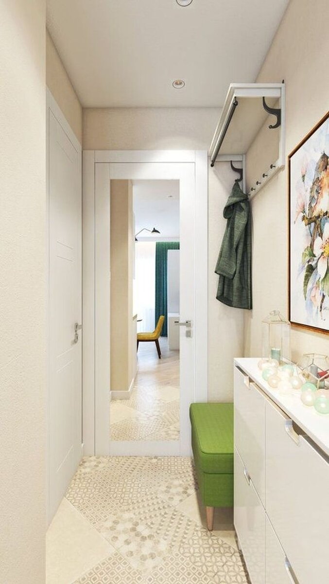 Прихожая в узкий коридор с банкеткой, обувницей и настенной вешалкой.