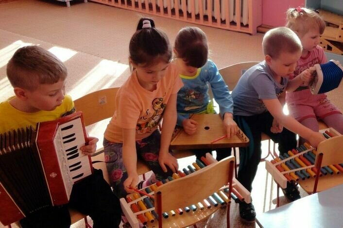 дети в детском саду прют. музыкальное занятие. музыкальная деятельность дошкольников. игры на музыкальном занятии. музыкальные занятия для детей.