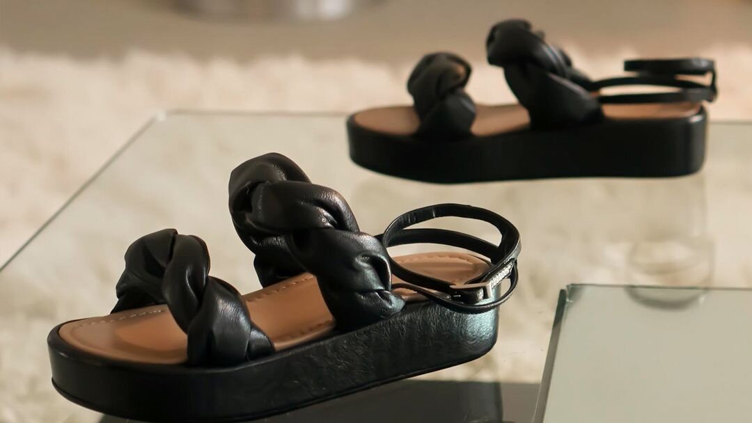 Эти модные туфли привлекут всеобщее внимание весной 2021 года, потому что: Вы не можете смотреть мимо массивных сандалий на платформе 